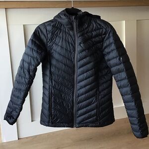 Women’s S Sleek Mountain Hard Wear Black Down Puffer Jacket with Hood